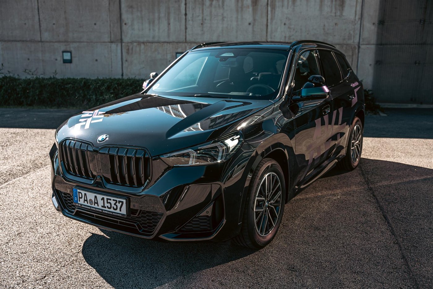 سيارة BMW X1 تابعة لمدرسة AVL لتعليم القيادة