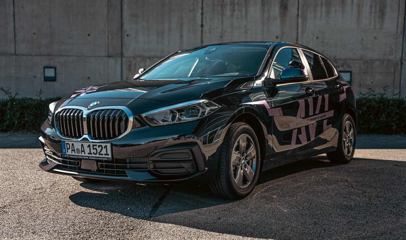 سيارة BMW الفئة 1 تابعة لمدرسة AVL لتعليم القيادة
