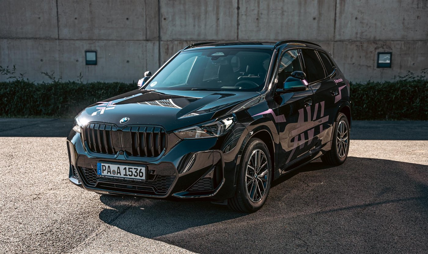 سيارة BMW X1 تابعة لمدرسة AVL، منظر أمامي