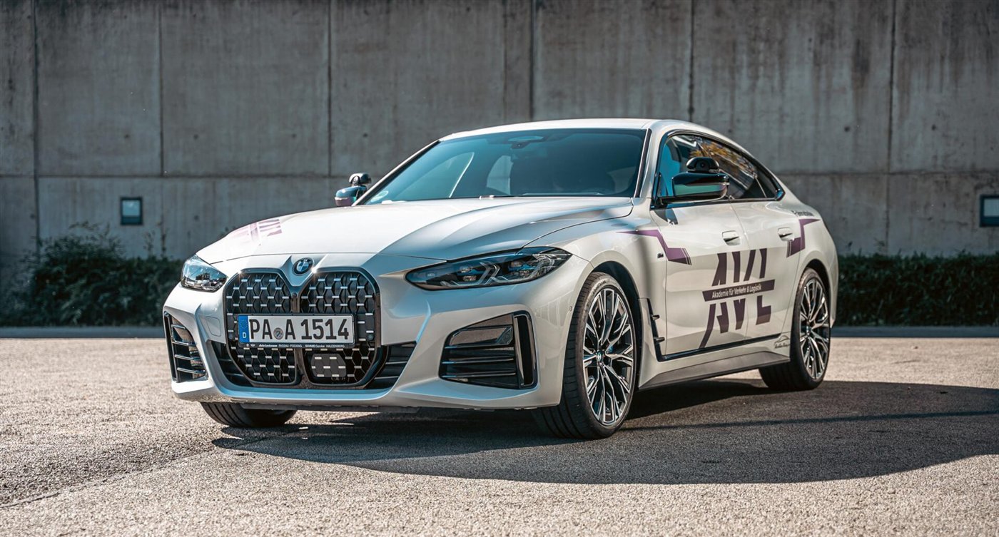 سيارة BMW الفئة 4 Gran Coupé باللون الأبيض