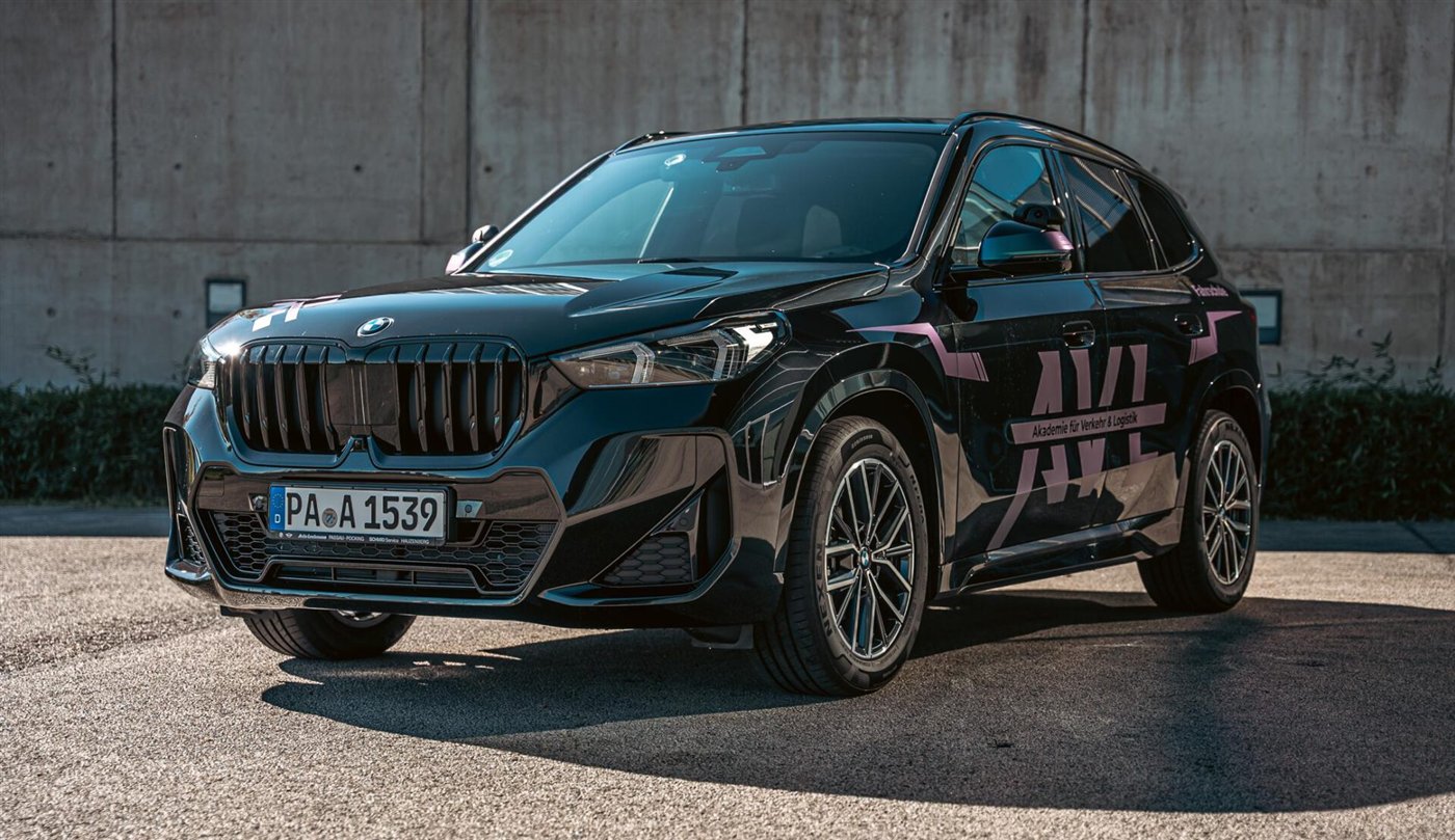سيارة BMW X1 تابعة لمدرسة AVL، منظر جانبي
